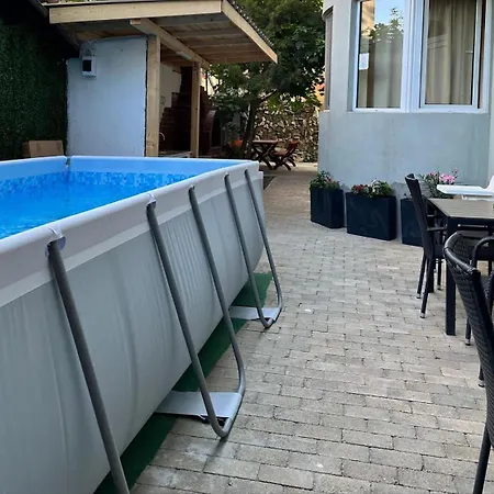 Vila Dona Cu Piscina 招待所 3*